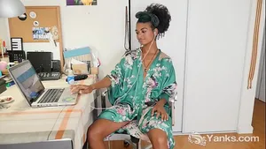 Blackette Lola Rose doigte sa chatte poilue tatouée