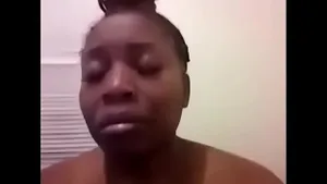 Africaine aux gros seins se masturbe la poitrine