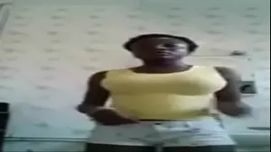 Blackette aux gros seins danse en short devant sa webcam