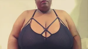 BBW ébène gros seins soumise webcam amateur