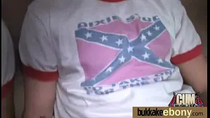 Blackette baisée par gang et reçoit bukkake facial