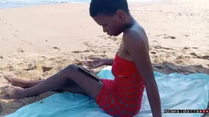 Blackette baisée sauvagement sur la plage par un blanc
