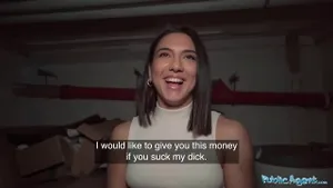 Étudiante brune baisée par agent public dans la rue