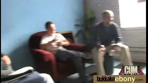 Blackette suce en groupe et reçoit sperme sur visage