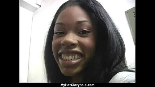 Pipe intense dans un gloryhole interracial amateur