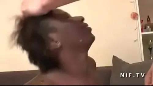 Youmi blackette française se masturbe et suce