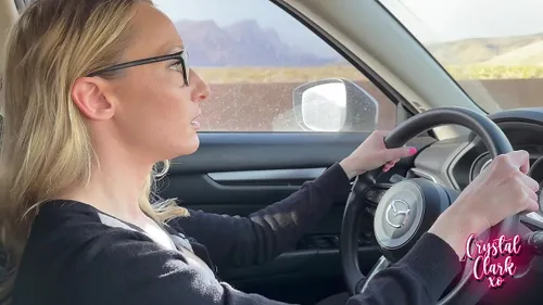 Belle-mère blonde baise son beau-fils avant fac