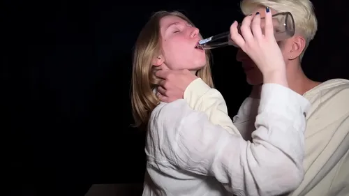 Baise la copine aux gros seins de son pote et la fait gicler