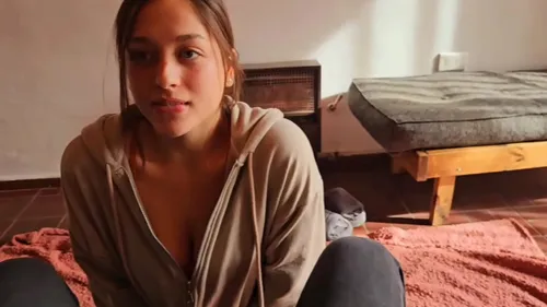 Latina aux gros seins baise avec cousin - facial massif