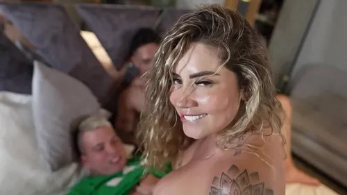 Sara Blonde baisée brutalement après creampie de son amant