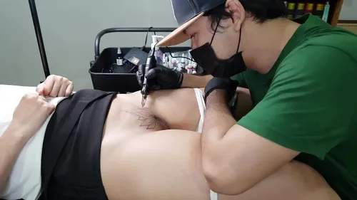 Tatoueur baise sa cliente et lui fait un creampie