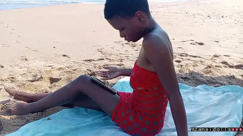 Blackette baisée sauvagement sur la plage par un blanc