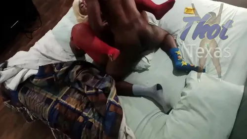 MILF noire du Texas se fait baiser par plusieurs bites