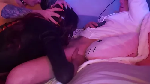 Deux travesties noires sucent une bite pour son sperme