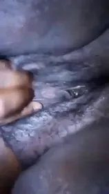 Belle blackette se masturbe en public et jouit fort